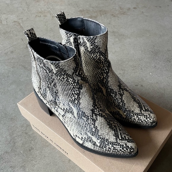 Blondo Noa Snake Pattern Leather Waterproof Pull-On Chelsea Style Boots 9 Womens - Picture 2 of 6